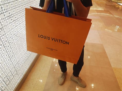 felpa supreme louis vuitton tarocca|Here’s what went down at the LV x Supreme Singapore sale.